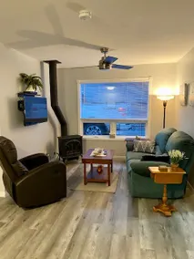1 bedroom guest house, 2 min. walk to lake. - Image 2