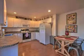 Relax in comfort at the Alpine Cottage 2 which is centrally located in Helen. - Image 4