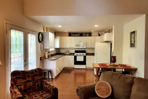 Relax in comfort at the Alpine Cottage 2 which is centrally located in Helen. - Image 5