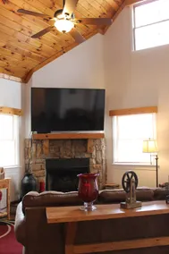 Relax in comfort at the Alpine Cottage 2 which is centrally located in Helen. - Image 3