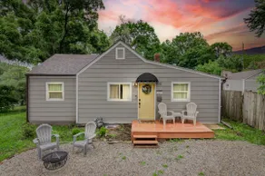 Crown House- Cozy 3BR ☀King Bed☀ Walking Trail - Image 5