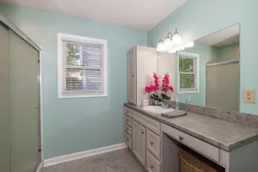Cottage Circle Home - Image 5