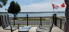 Cheerful 2 bedrooms Waterfront Cottage - Image 2
