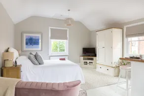 Stylish and homely 1 bed Edwardian Coach House - Image 2