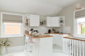 Stylish and homely 1 bed Edwardian Coach House - Image 3