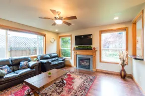 Cheerful Family Friendly Home Near Vancouver Mall - Image 4