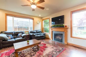 Cheerful Family Friendly Home Near Vancouver Mall - Image 3
