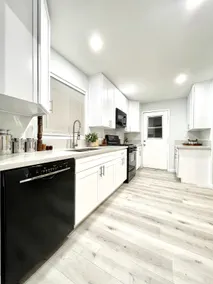 3BR/2BA Near the BLVD - Parking, Laundry, Sleep 10 - Image 3