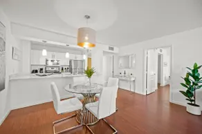 King Size Suite With Free Parking - Image 5