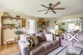 A spacious cottage with gorgeous Mountain Views! - Image 2