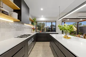 Sensational 4 Bedroom House - Free Parking - Free WIFI - Image 5