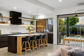 Sensational 4 Bedroom House - Free Parking - Free WIFI - Image 3