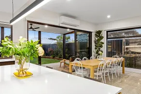 Sensational 4 Bedroom House - Free Parking - Free WIFI - Image 2