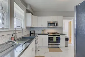 Walkable Cooper-Young • 3BR • Sleeps 8 • Parking - Image 4