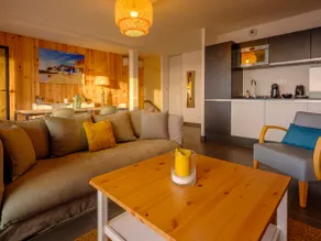Beautiful 3 bedroom duplex suite with terrace and garden - Image 2