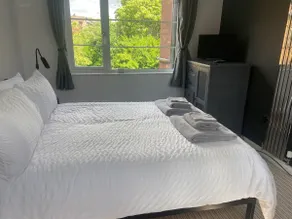 Stratford Upon Avon apartment with outdoor space - Image 4