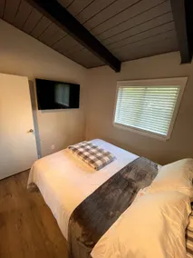 NEW! Updated *|* Stylish *|* OP getaway w/ Hot Tub - Image 5