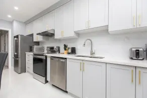 The Downtown Lounge - 4 Bedroom Home w/ Parking! - Image 2