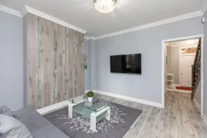 The Downtown Lounge - 4 Bedroom Home w/ Parking! - Image 5