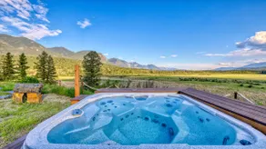 Bird Island Chalet: Hot Tub & Breathtaking Views - Image 3