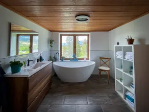 Bird Island Chalet: Hot Tub & Breathtaking Views - Image 5