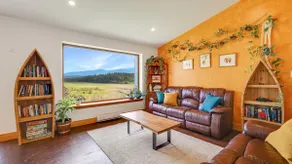 Bird Island Chalet: Hot Tub & Breathtaking Views - Image 4