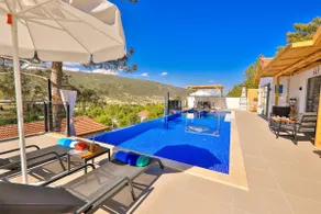 Secluded Villa with Infinity Pool and Jacuzzi - Image 2