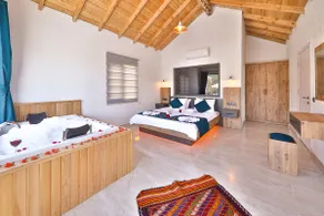 Secluded Villa with Infinity Pool and Jacuzzi - Image 3