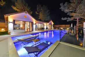 Secluded Villa with Infinity Pool and Jacuzzi - Image 5