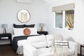 Pokolbin Farm Stay - Vineyard Villa, 2 x Queen Bed - Image 2