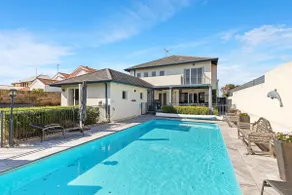 Beachfront Family Favourite Home with Pool & Views - Image 3
