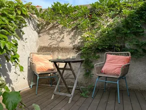 Townhouse with a garden - Image 4