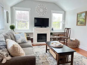 Charming 2 Bedroom Alki Home Steps to Beach - Image 2