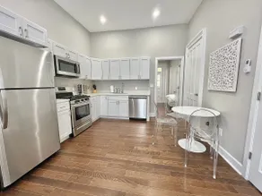 ★SPACIOUS 1BR Apt w/ Character 10ft Ceilings W/D!★ - Image 4