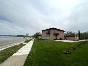 Cheerful beautiful home with an amazing lake view. - Image 5