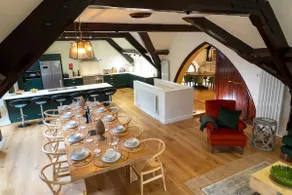 Stunning 18th Century Chapel 6 bedrooms 6 en suite - Image 2