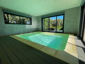Villa avec piscines privées intérieure et piscine extérieure Gite Les Aiguiers - Image 2