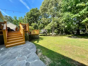 Quiet neighborhood, quick walk and access to lake - Image 4