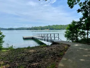 Quiet neighborhood, quick walk and access to lake - Image 2