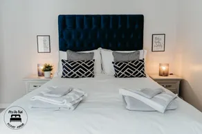 Lux 2BR, Free Parking,Central Location, King Bed - Image 4