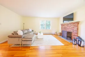 Comfortable and Bright Home - Near Downtown Mystic - Image 4