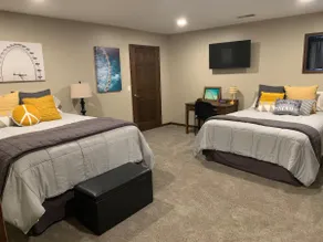 Wheelhouse: Newly Renovated 3-Bdrm Apt Sleeps 11 - Image 2