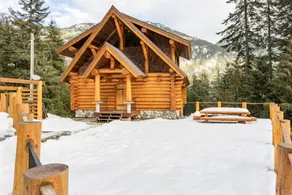 Gem by Manning Park: Luxury Loghouse “Ravenloft” - Image 3