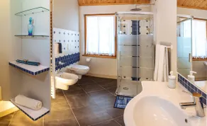 Lovely apartment with private parking - Image 4