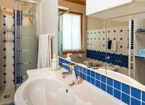 Lovely apartment with private parking - Image 5