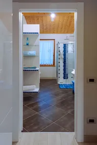 Lovely apartment with private parking - Image 3
