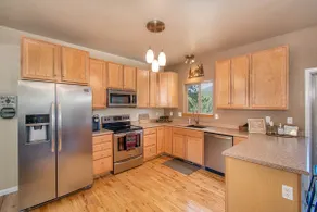 Comfy Condo with Gas Fireplace, Deck and Garage - Image 4