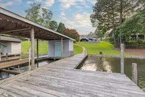 The comforts of home in a gorgeous lakefront home! - Image 5