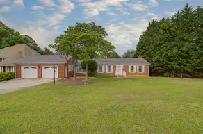 The comforts of home in a gorgeous lakefront home! - Image 3