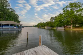 The comforts of home in a gorgeous lakefront home! - Image 4